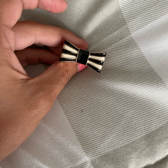 Jewelry - Bow ring size 7